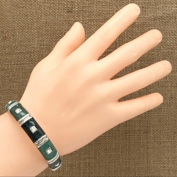 🌼 Green Enamel Rhinestone Hinged Clamp Bracelet - Picture 2 of 2